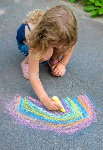 Kinder Malen Einen Regenbogen Auf Den Asphalt Selektiver Fokus Kinder — Stockfoto