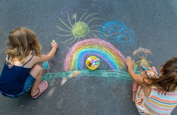 Kinderen Schilderen Een Regenboog Het Asfalt Selectieve Focus Kinderen — Stockfoto