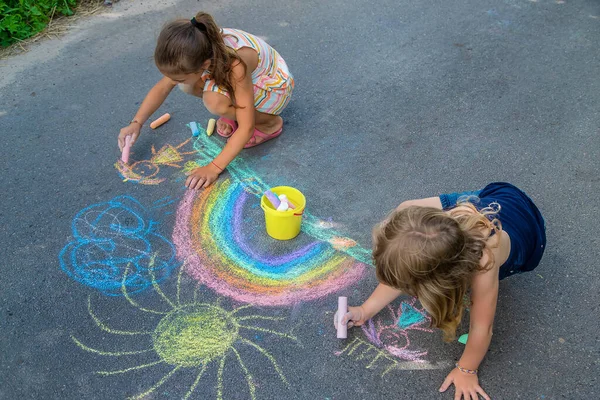 Crianças Pintam Arco Íris Asfalto Foco Seletivo Crianças — Fotografia de Stock