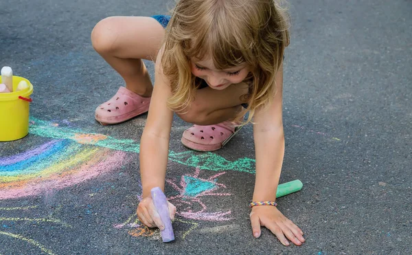 Kinder Malen Einen Regenbogen Auf Den Asphalt Selektiver Fokus Kinder — Stockfoto