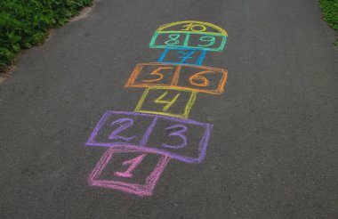 Asfaltta klasikleri çalıyorum. Seçici odaklanma. Doğa.