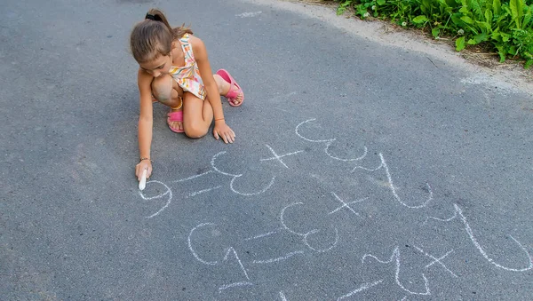 Criança Está Fazendo Aulas Giz Asfalto Foco Seletivo Miúdo — Fotografia de Stock