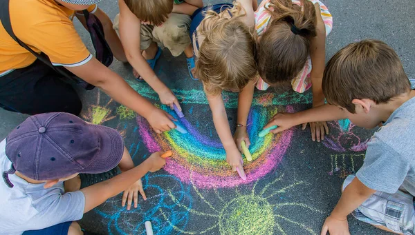 Kinderen Schilderen Een Regenboog Het Asfalt Selectieve Focus Kinderen — Stockfoto