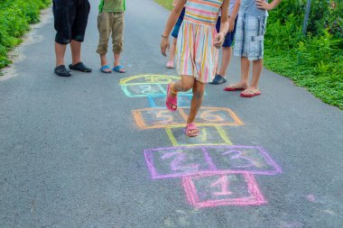 Çocuklar sokakta klasikler oynar. Seçici odaklanma. Çocuklar.
