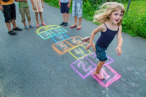 Les Enfants Jouent Aux Classiques Dans Rue Concentration Sélective Les — Photo