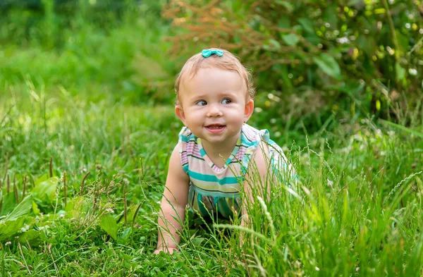 Baby Sitzt Auf Dem Gras Selektiver Fokus Natur — Stockfoto