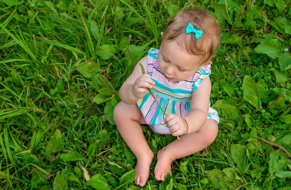 Baby Sitting Grass Selective Focus Nature — Stock Photo, Image