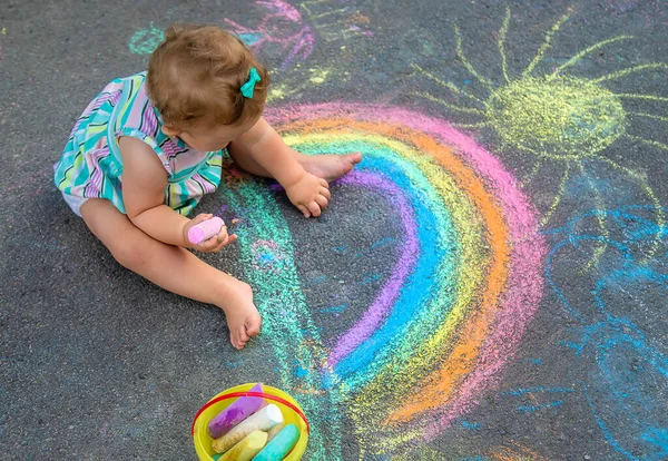 Baby Zeichnet Mit Kreide Einen Regenbogen Auf Den Bürgersteig Selektiver — Stockfoto