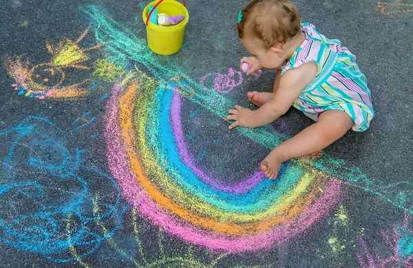 Baby Zeichnet Mit Kreide Einen Regenbogen Auf Den Bürgersteig Selektiver — Stockfoto