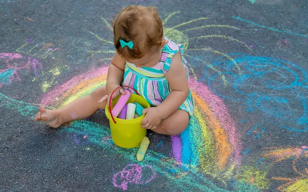 Baby Zeichnet Mit Kreide Einen Regenbogen Auf Den Bürgersteig Selektiver — Stockfoto