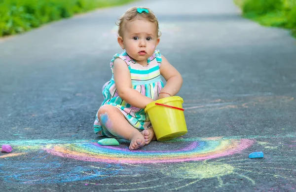 Bebê Desenha Arco Íris Pavimento Com Giz Foco Seletivo Natureza — Fotografia de Stock