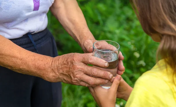 Barnet Ger Mormodern Ett Glas Vatten Selektivt Fokus Människor — Stockfoto