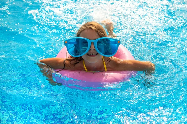 Enfant Nage Dans Piscine Concentration Sélective Enfant — Photo