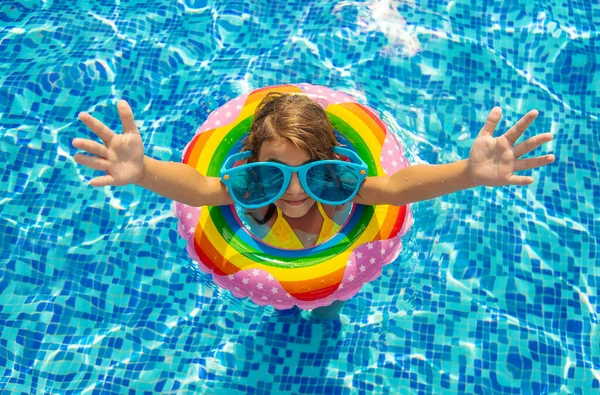 Das Kind Schwimmt Pool Selektiver Fokus Kind — Stockfoto