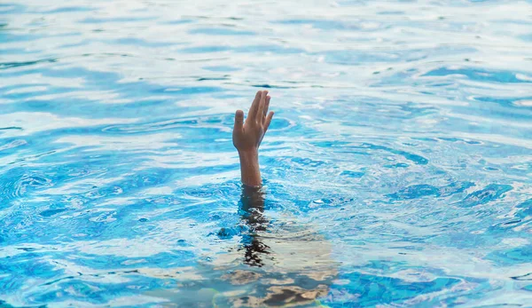 Het Kind Verdrinkt Het Water Selectieve Focus Jongen — Stockfoto