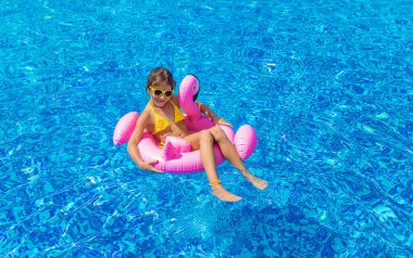 Çocuk havuzda bir çemberle yüzüyor. Seçici odaklanma. Çocuk.