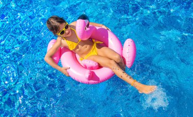 Çocuk havuzda bir çemberle yüzüyor. Seçici odaklanma. Çocuk.