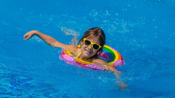 Het Kind Zwemt Met Een Cirkel Het Zwembad Selectieve Focus — Stockfoto