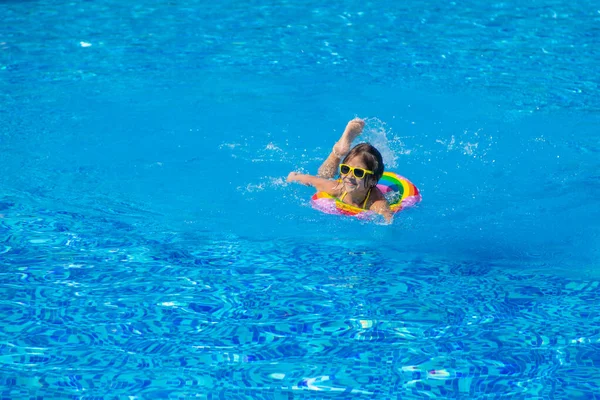 子供はプールで円を描いて泳ぐ 選択的フォーカス キッド — ストック写真