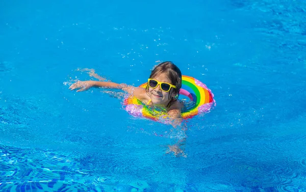 Дитина Плаває Колом Басейні Вибірковий Фокус Хлопчик — стокове фото