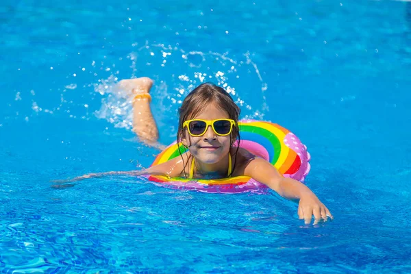 Дитина Плаває Колом Басейні Вибірковий Фокус Хлопчик — стокове фото