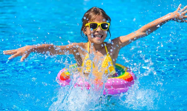 Niño Nada Con Círculo Piscina Enfoque Selectivo Niño —  Fotos de Stock