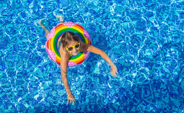 Het Kind Zwemt Met Een Cirkel Het Zwembad Selectieve Focus — Stockfoto