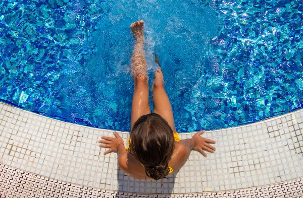 Kind Splash Water Het Zwembad Selectieve Focus Jongen — Stockfoto