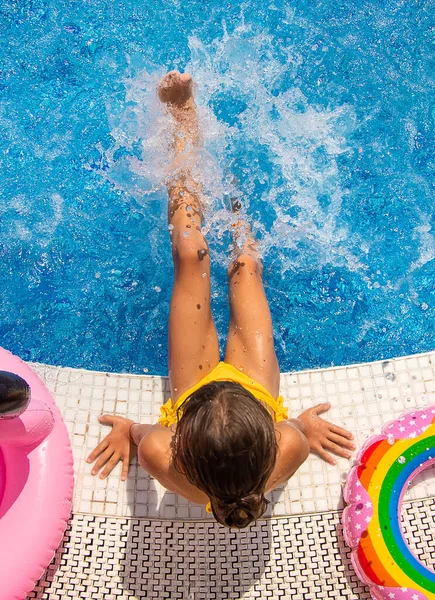 Enfant Éclabousse Eau Dans Piscine Concentration Sélective Enfant — Photo