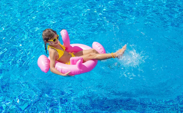 Enfant Nage Avec Cercle Dans Piscine Concentration Sélective Enfant — Photo