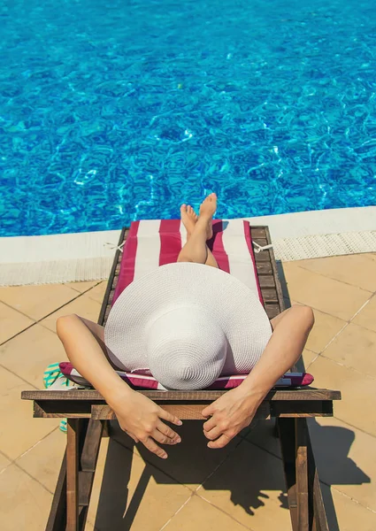 Een Meisje Buurt Van Het Zwembad Met Een Hoed Selectieve — Stockfoto
