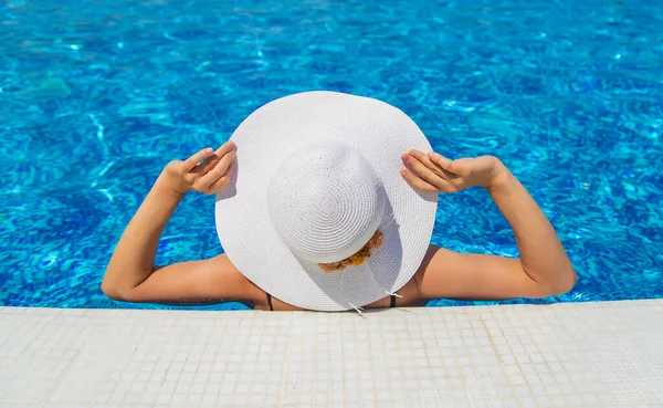 Une Fille Reposant Près Piscine Portant Chapeau Concentration Sélective Femme — Photo