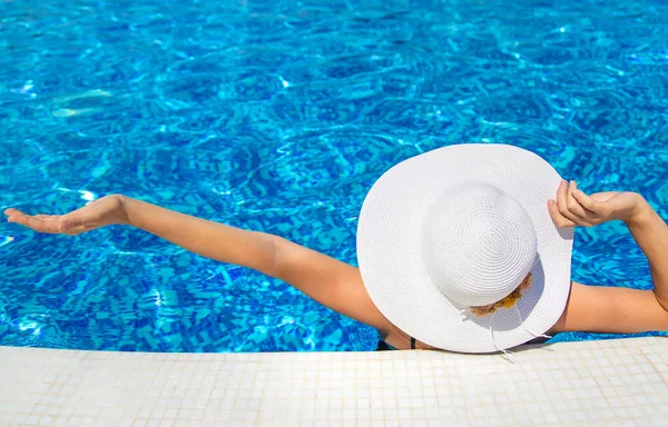 Chica Descansando Cerca Piscina Con Sombrero Enfoque Selectivo Mujer — Foto de Stock