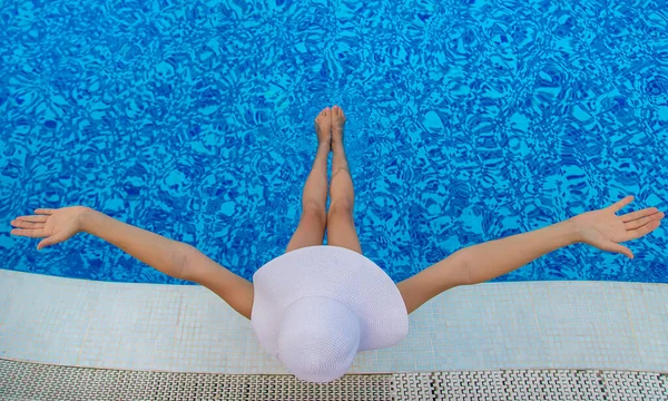 Een Meisje Buurt Van Het Zwembad Met Een Hoed Selectieve — Stockfoto