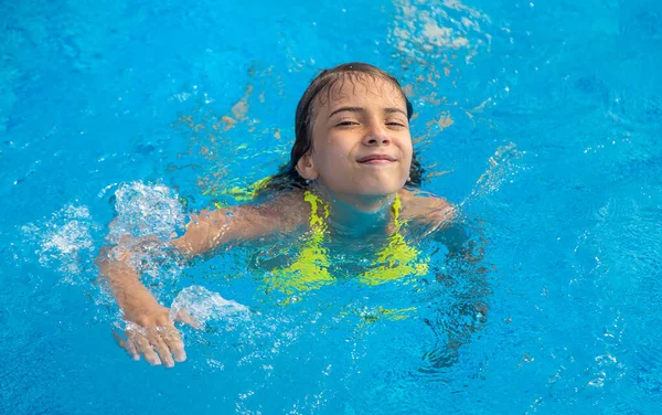Het Kind Zwemt Het Zwembad Selectieve Focus Jongen — Stockfoto