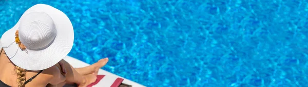 Chica Descansando Cerca Piscina Con Sombrero Enfoque Selectivo Mujer —  Fotos de Stock