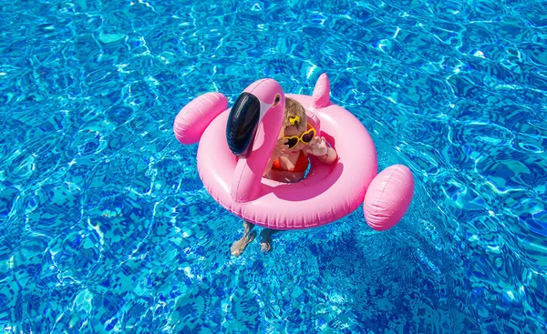 Bambino Nuota Cerchio Piscina Concentrazione Selettiva Natura — Foto Stock