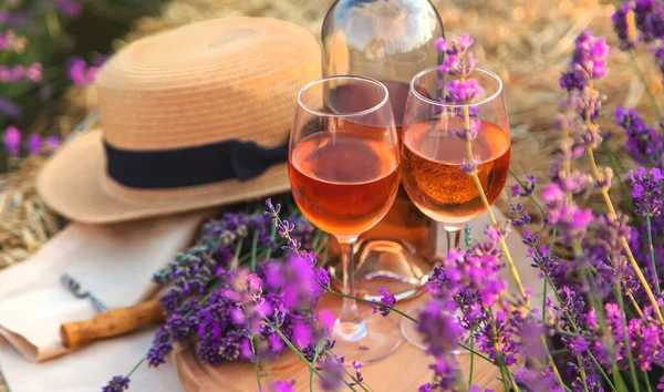 Wein Glas Picknick Lavendelfeld Selektiver Fokus Natur — Stockfoto