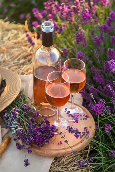 Wein Glas Picknick Lavendelfeld Selektiver Fokus Natur — Stockfoto