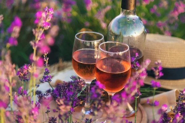 Wein Glas Picknick Lavendelfeld Selektiver Fokus Natur — Stockfoto