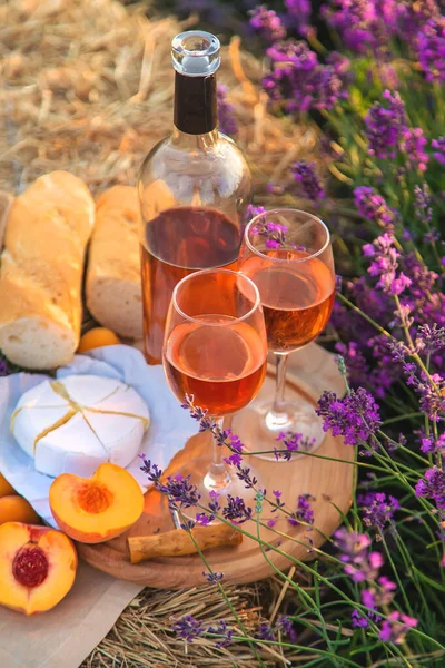 Wein Glas Picknick Lavendelfeld Selektiver Fokus Natur — Stockfoto