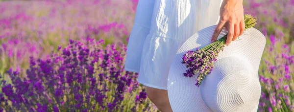 Frau Mit Hut Lavendelfeld Selektiver Fokus Natur — Stockfoto