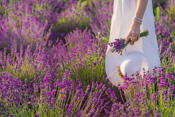 Mujer Con Sombrero Campo Lavanda Enfoque Selectivo Naturaleza — Foto de Stock