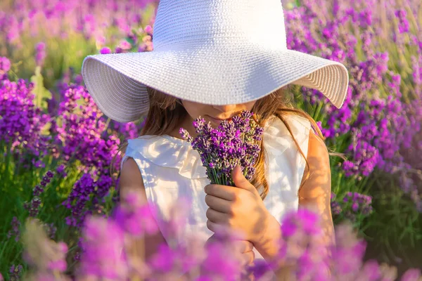 Ein Kind Einem Lavendelfeld Selektiver Fokus Natur — Stockfoto