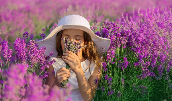 Ein Kind Einem Lavendelfeld Selektiver Fokus Natur — Stockfoto