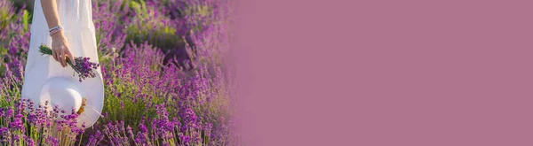 Mujer Con Sombrero Campo Lavanda Enfoque Selectivo Naturaleza — Foto de Stock