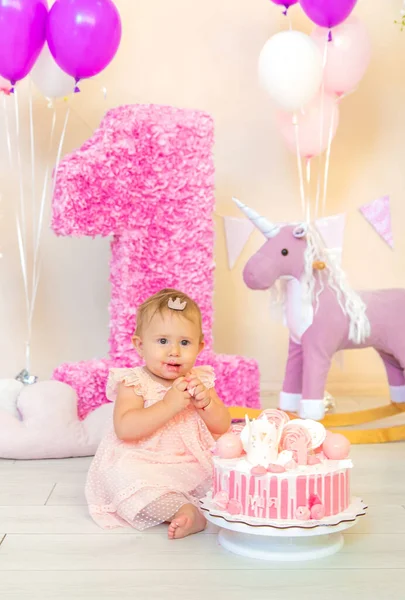 Primo Anno Del Bambino Una Torta Concentrazione Selettiva Bambino — Foto Stock