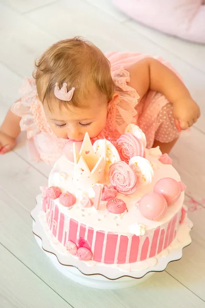 Het Eerste Jaar Van Baby Een Taart Selectieve Focus Kind — Stockfoto