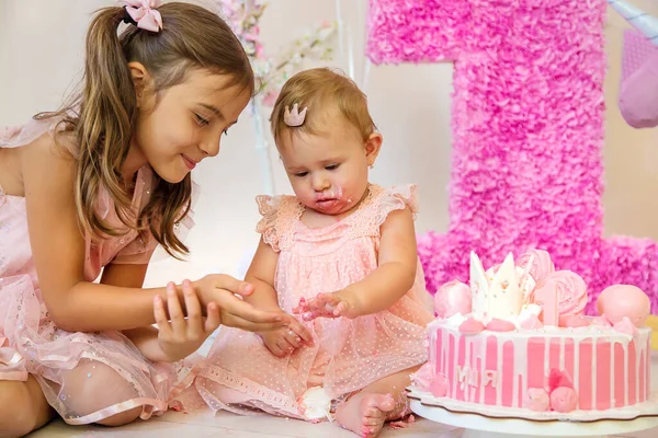 赤ちゃんの最初の年はケーキです 選択的フォーカス — ストック写真