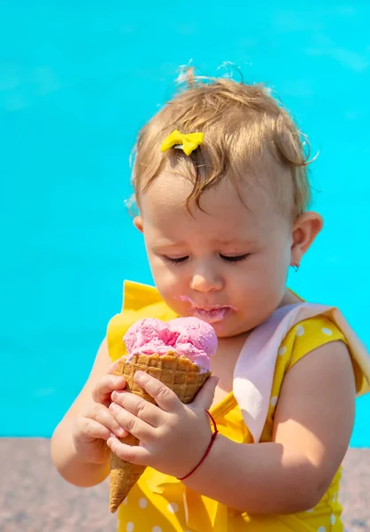 Het Kind Eet Ijs Bij Het Zwembad Selectieve Focus Jongen — Stockfoto